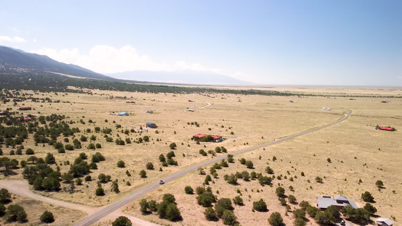 하 ⁇  suv가 산을 떠나 콜로라도 평야로 운전하고 있습니다.