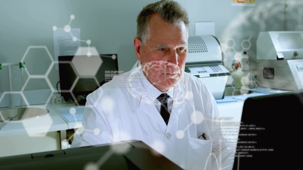 animación de procesamiento de datos sobre científico caucásico usando una computadora portátil en el laboratorio