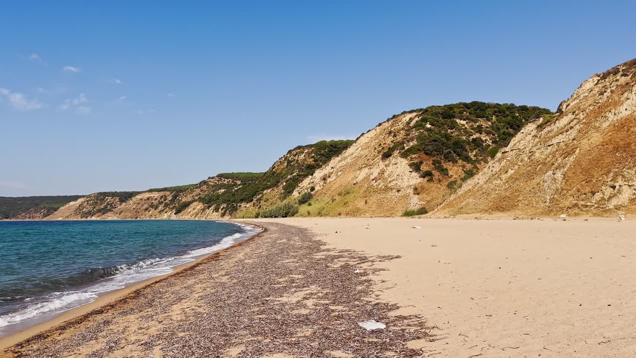 영화 속의 바다와 바다의 파도가 모래를 가로질러 미끄러진다.