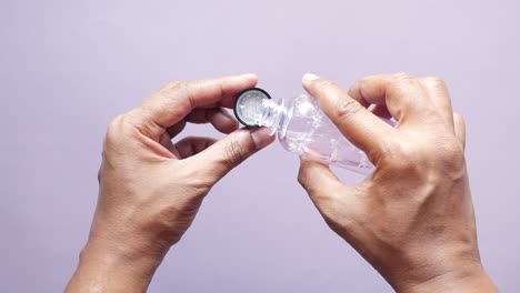 Hand-hold-a-mouthwash-liquid-container