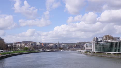 Vista-Del-Horizonte-De-La-Ciudad-De-Lieja-Con-El-Río-Mosa,-Bélgica