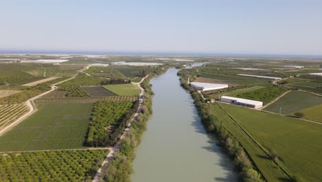 Vista-De-Drones-De-Tierras-De-Cultivo-Junto-Al-Río