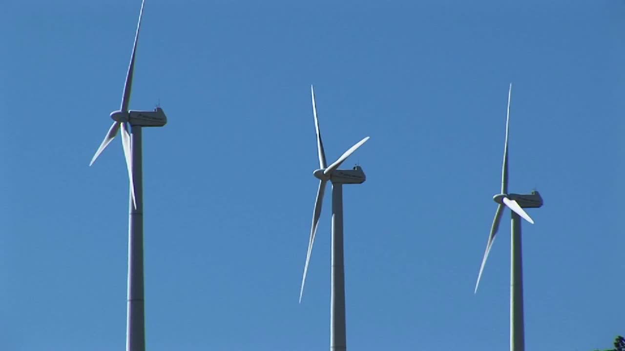 tehachapi 캘리포니아에서 전력을 생성하는 3개의 풍력 터빈의 중간 샷