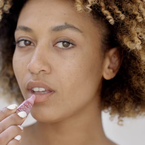 Frau-Trägt-Lippenstift-Auf-Die-Lippen-Auf