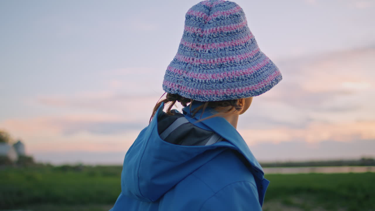 늦은 저녁을 즐기는 여행자, 평온하고 편안한 여성, 는 해가 지는 모습