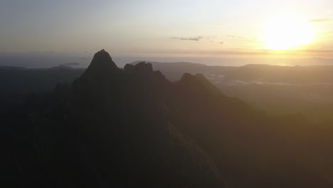 Nueva-Zelanda-Se-Despierta-Con-Un-Hermoso-Amanecer-Detrás-De-Los-Picos-Escarpados-De-Las-Cadenas-Montañosas-De-Coromandel