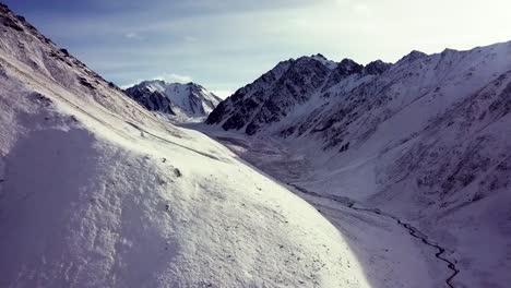 Valle-De-Nieve-En-La-Cordillera-De-Tien-shan-Del-Norte-En-Kirguistán