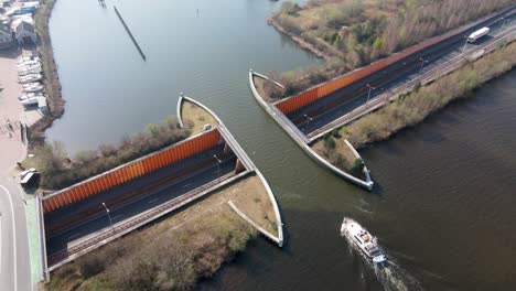 Toma-Aérea-De-Un-Barco-Que-Pasa-A-Través-Del-Acueducto-Waterbridge-En-Veluwemeer,-Países-Bajos