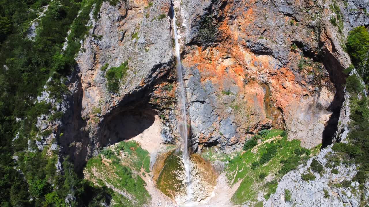 Cascata che scende in cascata da una scogliera rocciosa