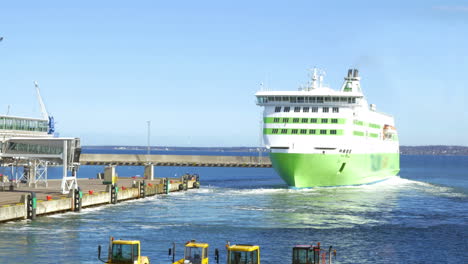 Cruise-ship-leaving-the-port