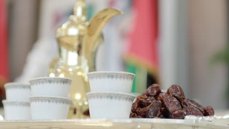 Arabischer-Kaffee-In-Der-Vergangenheit-Bereiteten-Die-Araber-Den-Kaffee-Auf-Einem-Traditionellen,-In-Den-Boden-Eingebauten-Herd-Zu