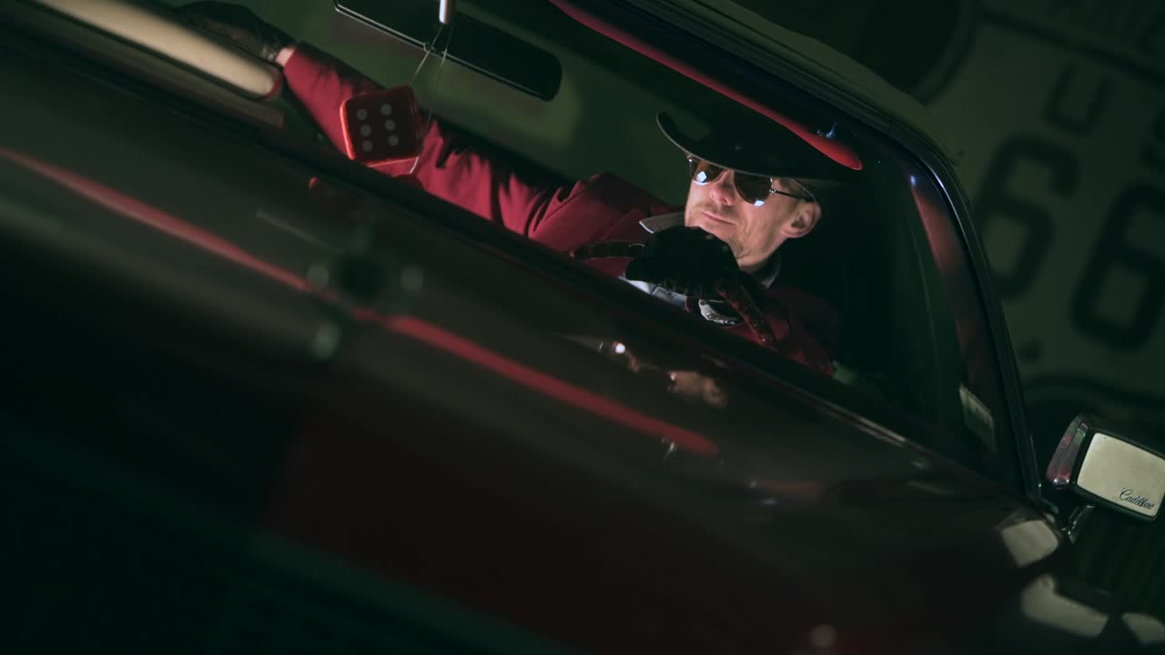 feliz jugador de casino en el coche clásico escuchando sus canciones favoritas de música country.