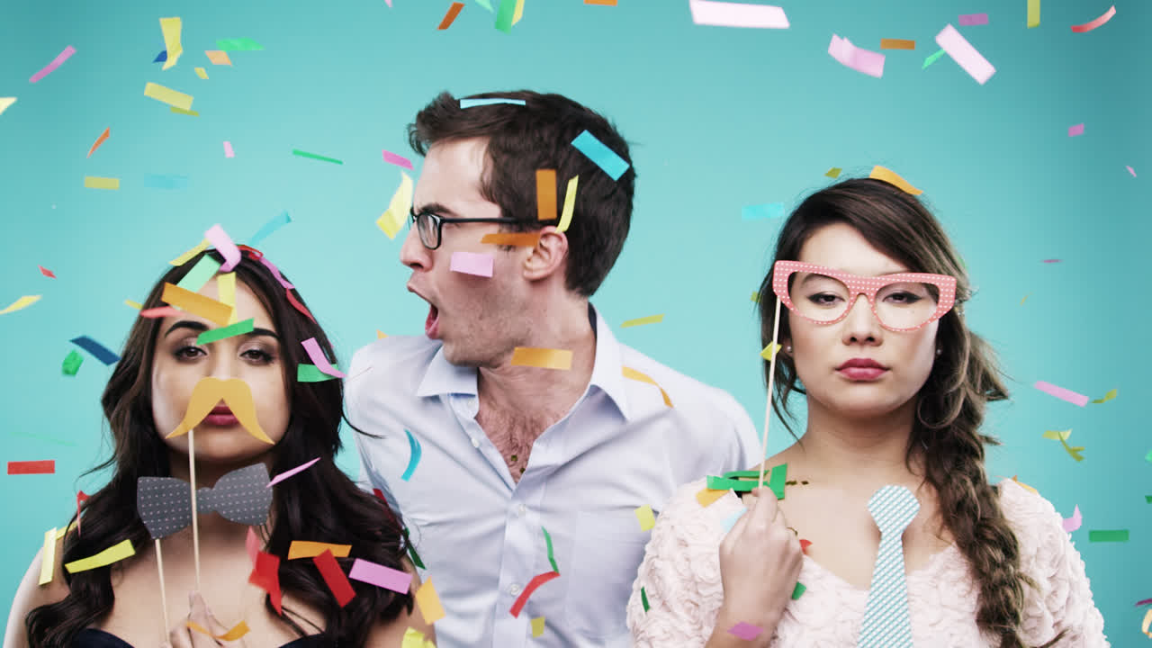 미친 괴짜 남자가 아름다운 여자들과 춤을 추고 슬로우 모션 파티 사진 부스