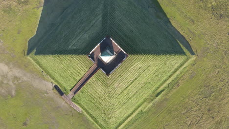 Breite-Antenne-Der-Austerlitzer-Pyramide,-Umgeben-Von-Wald