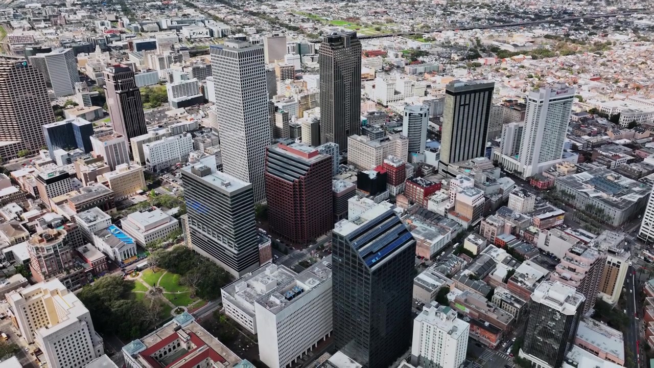 Uma vista aérea de uma cidade com edifícios altos