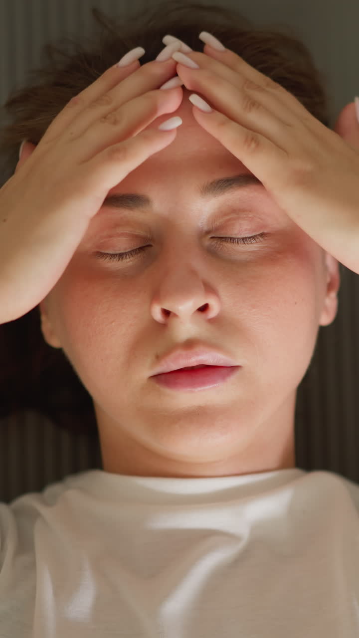 una mujer cansada se acuesta en la alfombra después del entrenamiento. una mujer agotada exhala descansando en el suelo en el gimnasio doméstico. una bonita deportista con los ojos cerrados en el descanso de entrenamiento