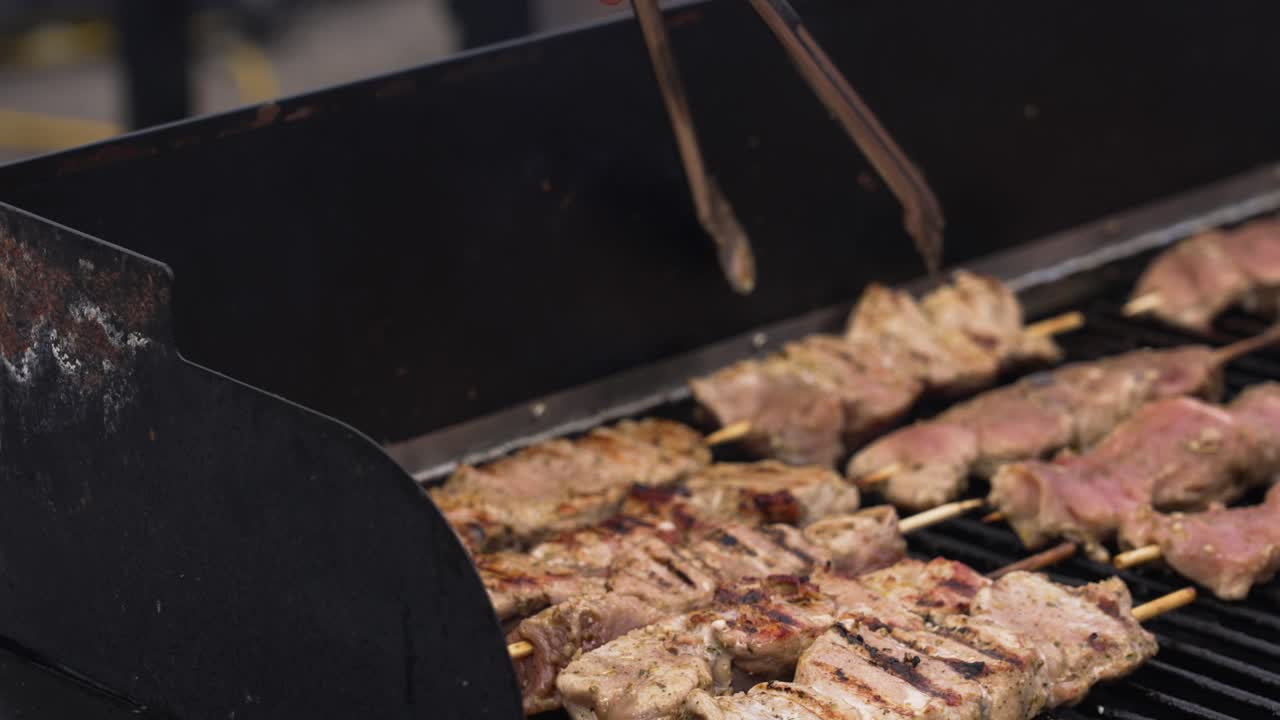 souvalki의 극단적인 모습 그릴링과 sizzling