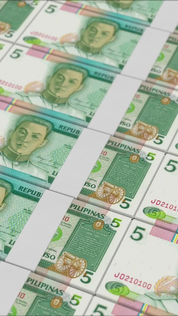 video vertical de billetes de 5 pesos filipinos impresos por una prensa de dinero