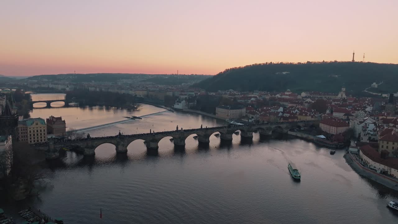 Zoom ravvicinato che cattura il Ponte Carlo a Praga al tramonto.