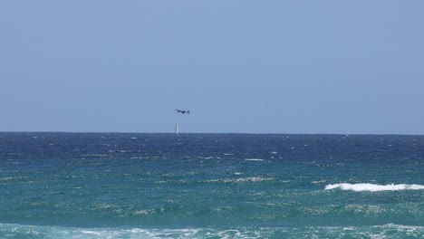 avión no tripulado navegando por encima de las ondas del océano agitado