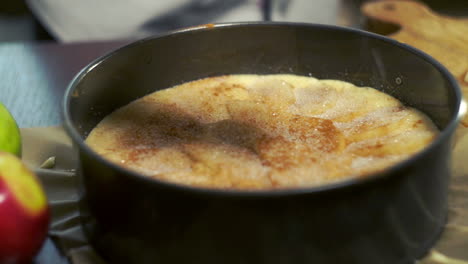 esparciendo azúcar en la tarta de manzana. preparación de alimentos dulces. hacer postre