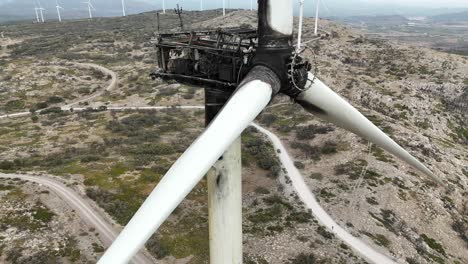 Toma-Aérea-Extrema-De-Una-Turbina-De-Aire-Destruida-Por-Un-Incendio-En-Una-Zona-Rural-árida-En-España