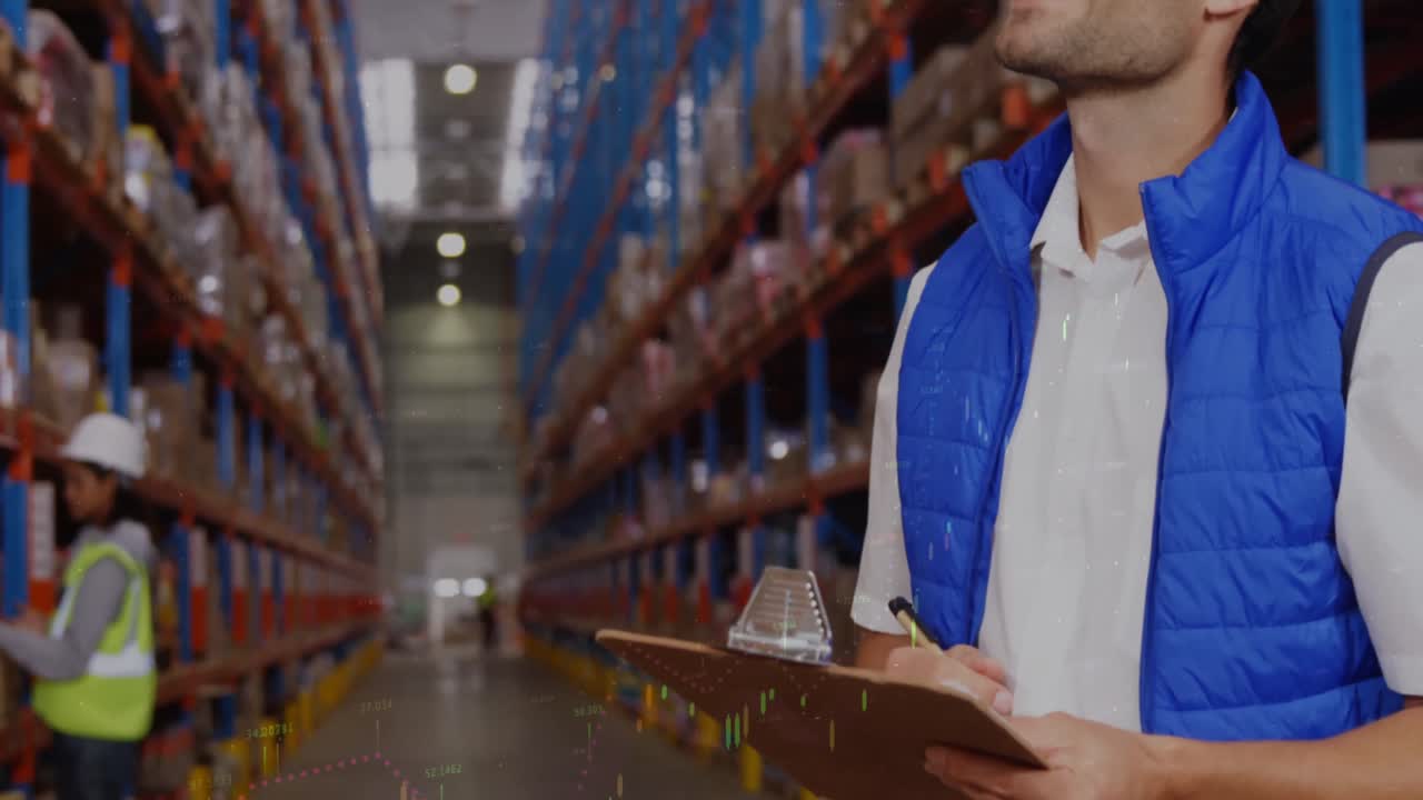 procesamiento de datos financieros sobre el supervisor masculino caucásico con el clipboard comprobando el stock en el almacén