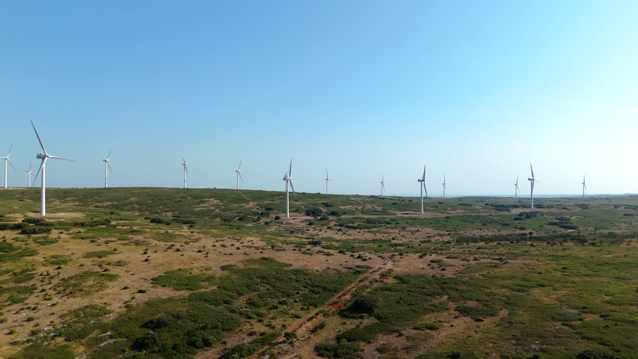 fotografía aérea de un gran parque eólico en el campo francés