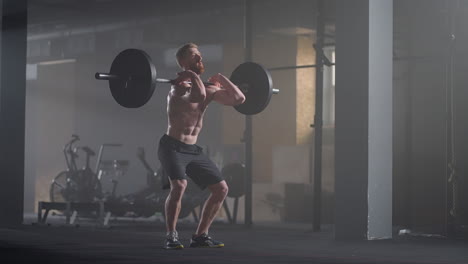 Un-Hombre-Musculoso-Y-Guapo-Hace-Peso-Muerto-Y-Se-Riza-Con-Una-Barra-Pesada.-Hombre-Atlético-Sin-Camisa-Entrenando-Haciendo-Ejercicios-De-Fuerza-Y-Resistencia-Con-Barra.-Entrenamiento-En-El-Gimnasio-Duro