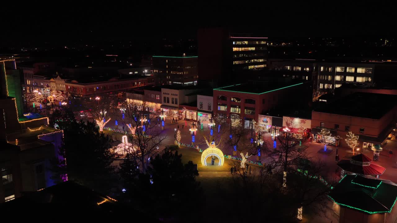 Pearl Street Mall, dezembro, inverno, centro de Boulder, Colorado, drone aéreo, Fórum do Condado de Boulder, noite, luzes natalinas noturnas, ambiente externo, pedestres, shopping, movimento panorâmico para cima