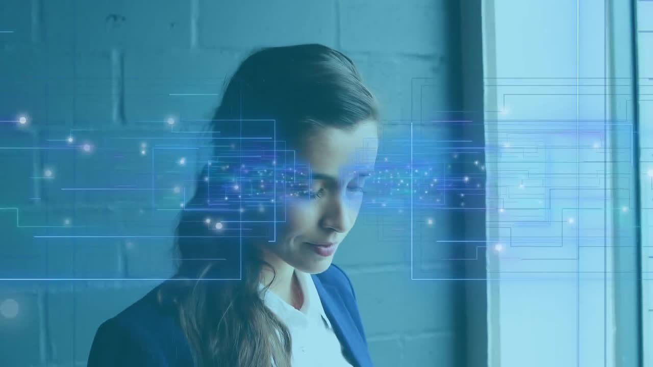 Animazione di elaborazione dati su imprenditrice caucasica che usa smartphone