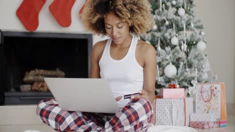 mujer joven comprando en línea para navidad