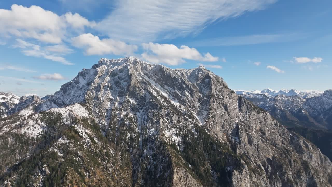 Traunstein over Traunsee ved Gmunden, Østrig, filmisk luftfoto.