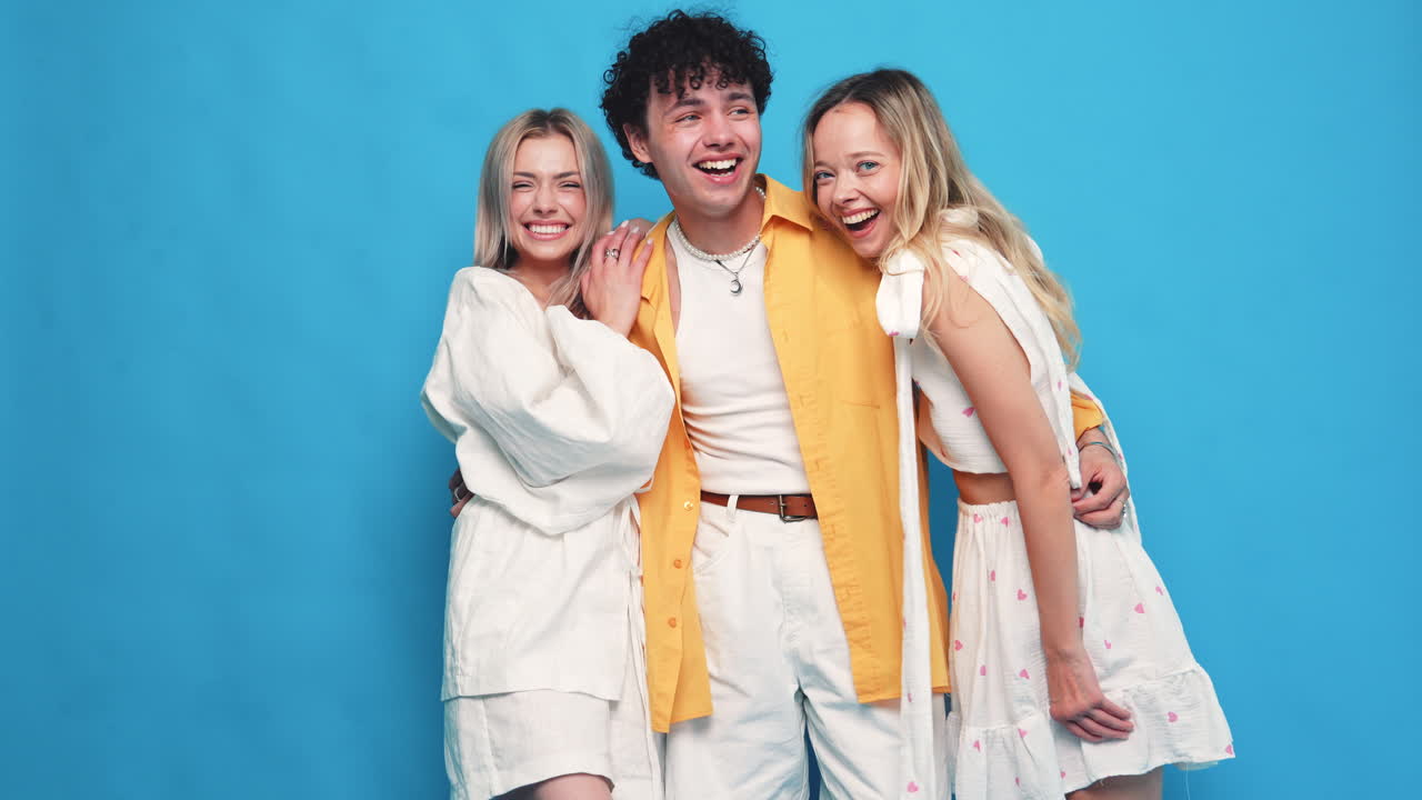 세 명의 친구들이 함께 웃고 있습니다.