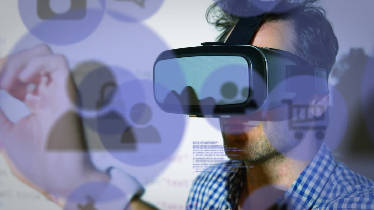 Animazione di icone di social media ed elaborazione dati su uomo caucasico con visore VR