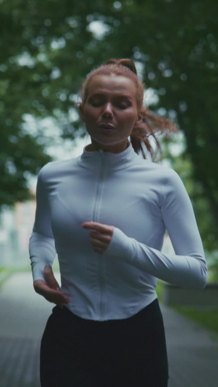 Dinamico percorso di corsa: una donna abbraccia fitness, sudore e natura, mostrando energia e determinazione in ogni passo