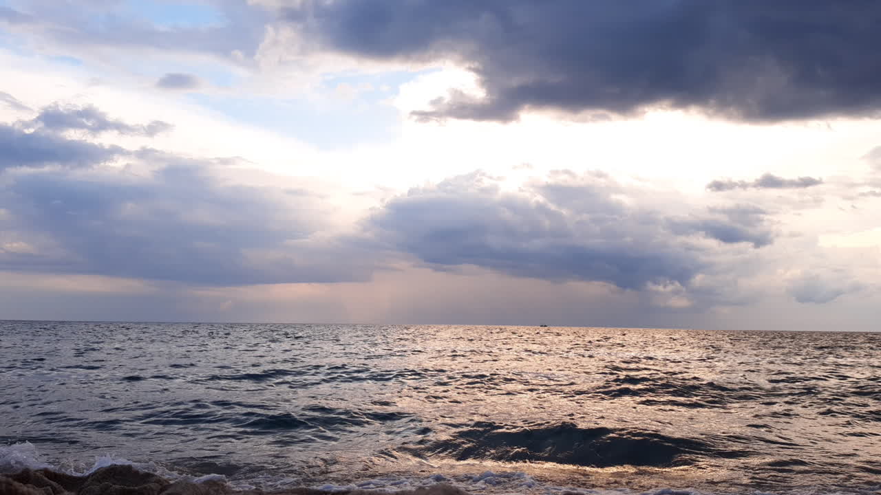 수평선에 바다 파도와 비오는 구름