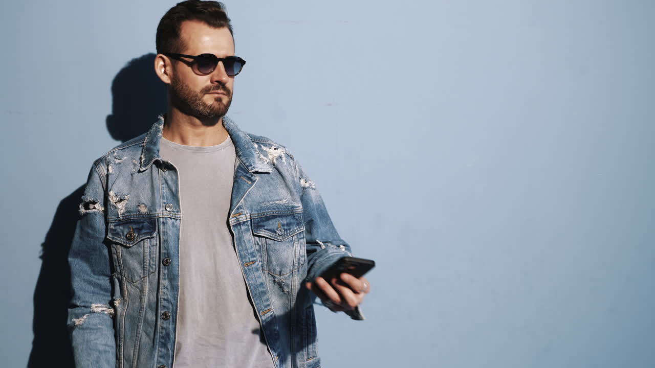 hombre elegante con teléfono inteligente