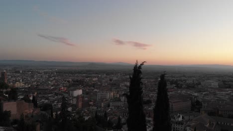 Granada-Por-La-Tarde-España-Andalucía-Drone-Vista-De-Granada-Por-La-Tarde-Con-Algunas-Vistas-Al-Centro-De-La-Ciudad