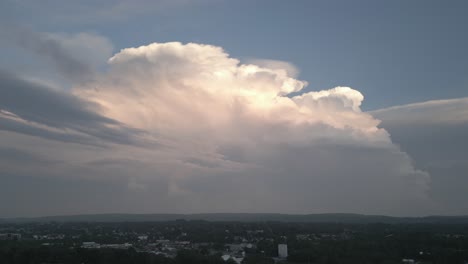 vista en lapso de tiempo de una nube gigante al atardecer