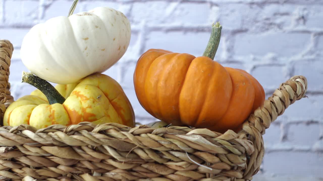 calabazas de otoño en una canasta