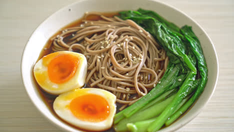 fideos ramen con huevo y verduras - estilo de comida vegana o vegetariana