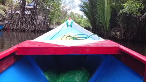 crucero en barcos tradicionales sobre un agua turbia visitando sitios geológicos en el pueblo de ramang-ramang, maros, sulawesi del sur, indonesia