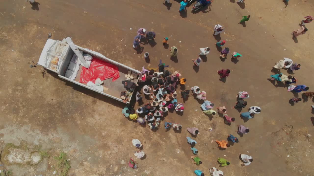 Ripresa con drone di sopravvissuti all'alluvione in un campo di soccorso nel Sindh
