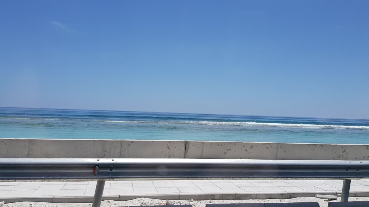 고속도로를 따라 움직이는 차량에서 몰디브 해안선의 전망