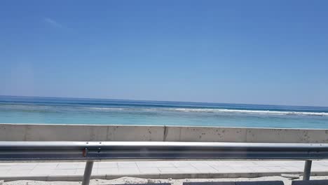 Vista-De-La-Costa-De-Maldivas-Desde-Un-Vehículo-En-Movimiento-A-Lo-Largo-De-La-Carretera