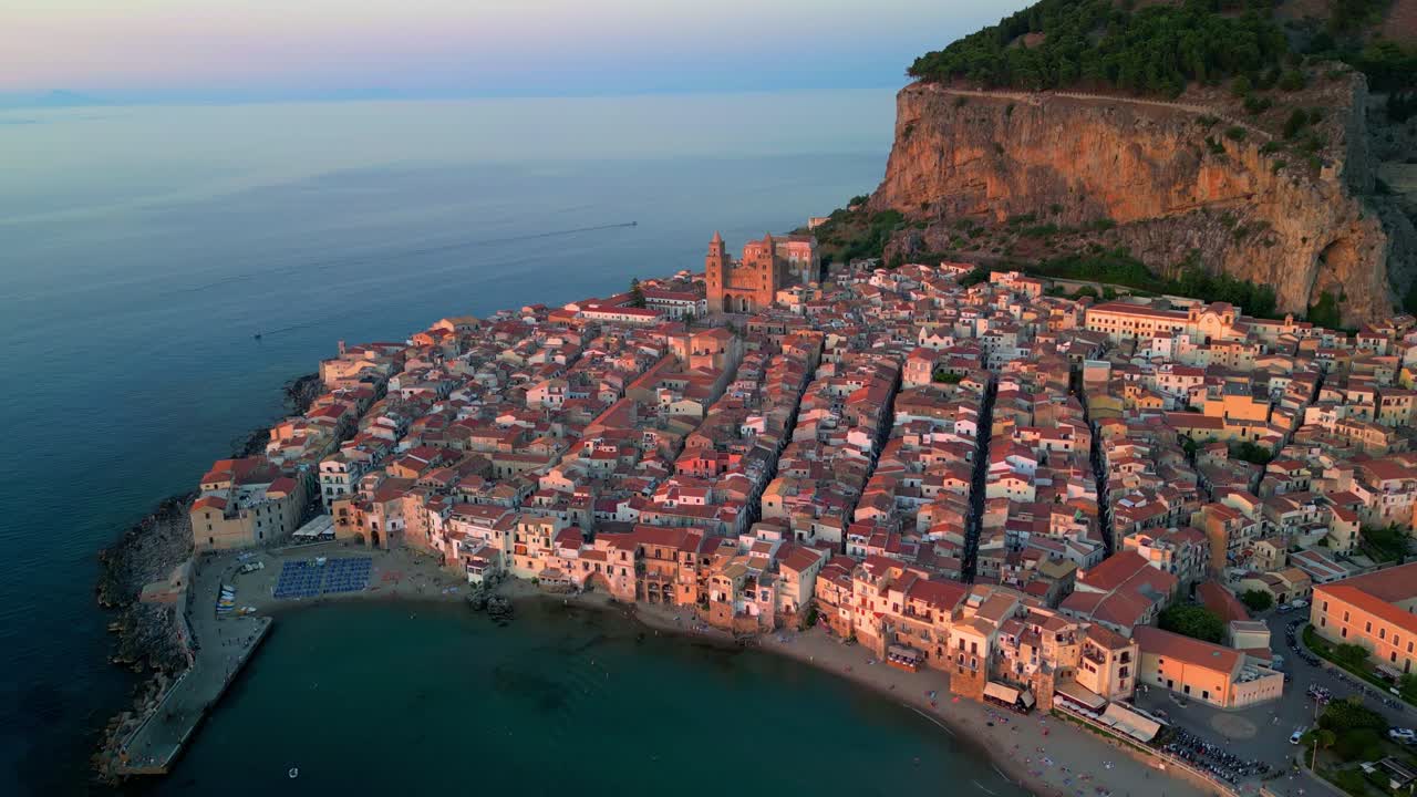 Cefalù, città vecchia al tramonto. Filmato con drone e una delicata luce dorata del tramonto