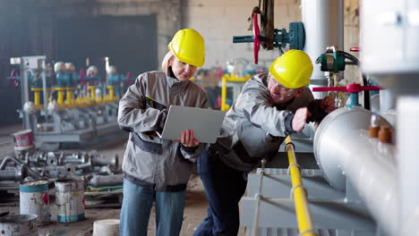 Zwei-Arbeitskollegen-Unterhalten-Sich-In-Der-Fabrik