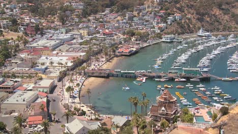 卡塔琳娜島 (catalina island) 上的阿瓦隆 (avalon) 鎮的高角度概述