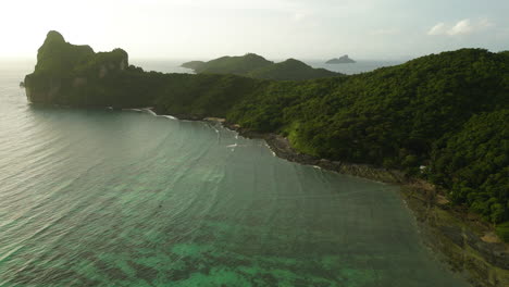 Vista-Panorámica-Aérea-Del-Paisaje-Tropical-Al-Atardecer